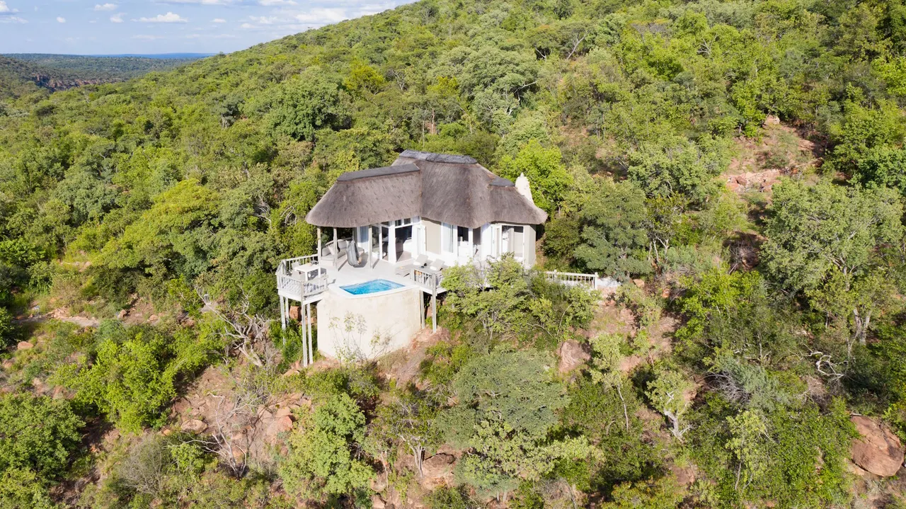 Clifftop Exclusive Safari Hideaway — image 2