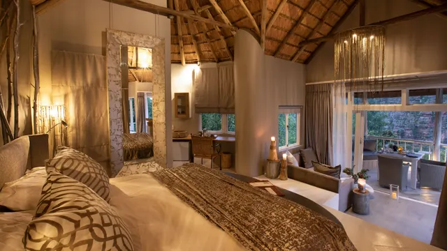 Luxury suite at Clifftop Exclusive Safari Hideaway