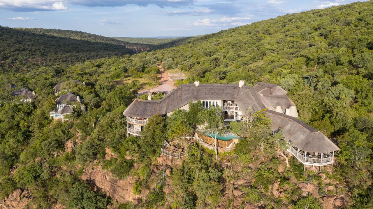 Clifftop Exclusive Safari Hideaway — image 8