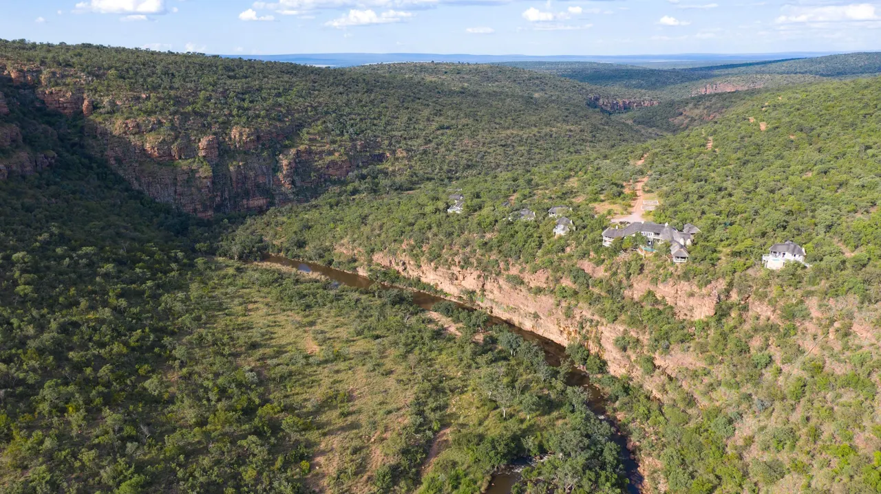 Clifftop Exclusive Safari Hideaway — image 6
